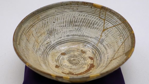 kintsukuroi tea bowl in ethnological museum berlin